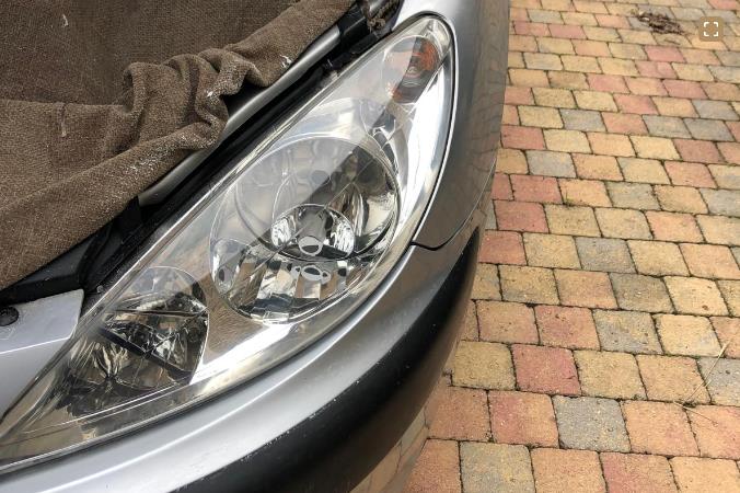 Phare automobile transparent et brillant après rénovation par Clean Optic